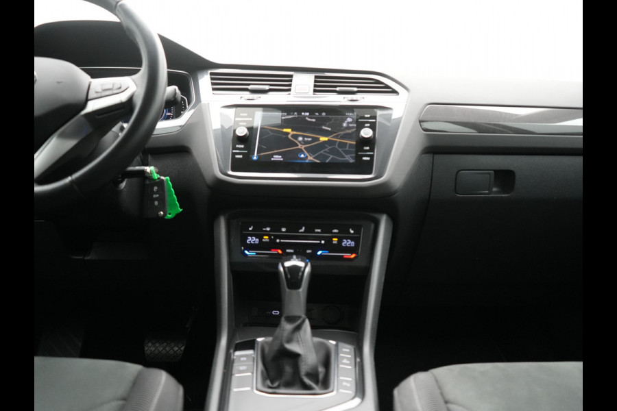 Volkswagen Tiguan 1.4 TSI eHybrid Elegance PHEV 245pk | Adaptive Cruise | Camera | Sfeerverlichting | Stoelen & Stuur Verwarmd | Apple Carplay | Navigatie | DAB | Virtual | Plug In Hybrid |