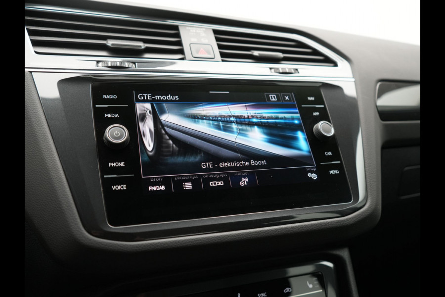 Volkswagen Tiguan 1.4 TSI eHybrid Elegance PHEV 245pk | Adaptive Cruise | Camera | Sfeerverlichting | Stoelen & Stuur Verwarmd | Apple Carplay | Navigatie | DAB | Virtual | Plug In Hybrid |