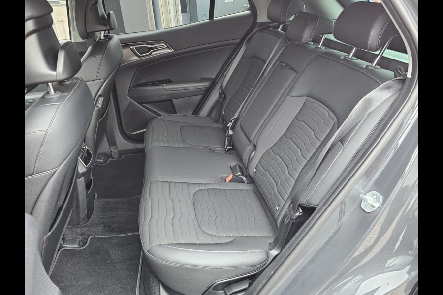 Kia Sportage 1.6 T-GDi Plug-in Hybrid AWD Spirit | Pano | LED | Trekhaak | Stoel & stuurverwarming | Keyless | Elek. achterklep | Elek. stoelen | ACC | All- seasons | Black pack |