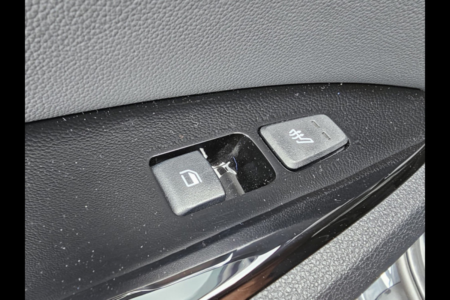 Kia Sportage 1.6 T-GDi Plug-in Hybrid AWD Spirit | Pano | LED | Trekhaak | Stoel & stuurverwarming | Keyless | Elek. achterklep | Elek. stoelen | ACC | All- seasons | Black pack |