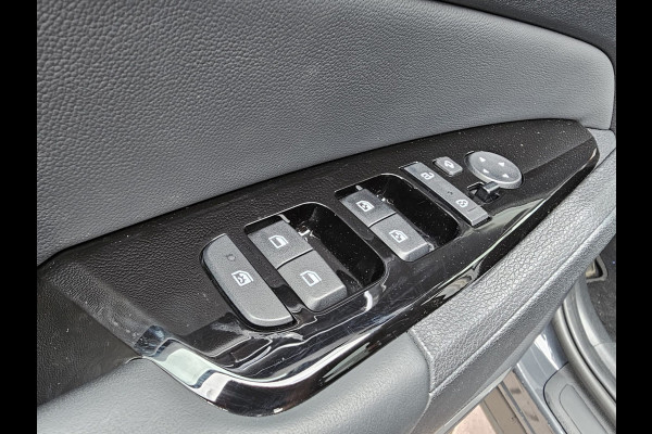 Kia Sportage 1.6 T-GDi Plug-in Hybrid AWD Spirit | Pano | LED | Trekhaak | Stoel & stuurverwarming | Keyless | Elek. achterklep | Elek. stoelen | ACC | All- seasons | Black pack |