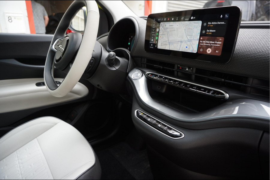 Fiat 500 e La Prima | Ultra Luxe | Leer | Panorama | Adaptive cruise + Lane | Apple Carplay | 17inck Sportvelgen | Full LED | Acid Yellow