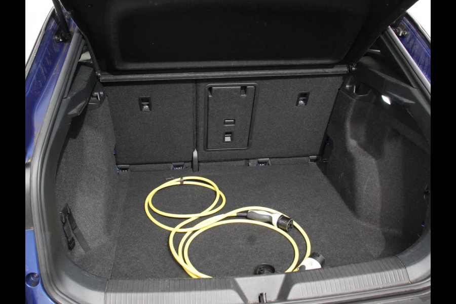 Volkswagen ID.4 Business 77 kWh SOH 83% Leder Navigatie 19" Lichtmetalen Velgen Apple Carplay/Android Auto Climate Control Warmtepomp Stoelverwarming Led Parkeer sensoren
