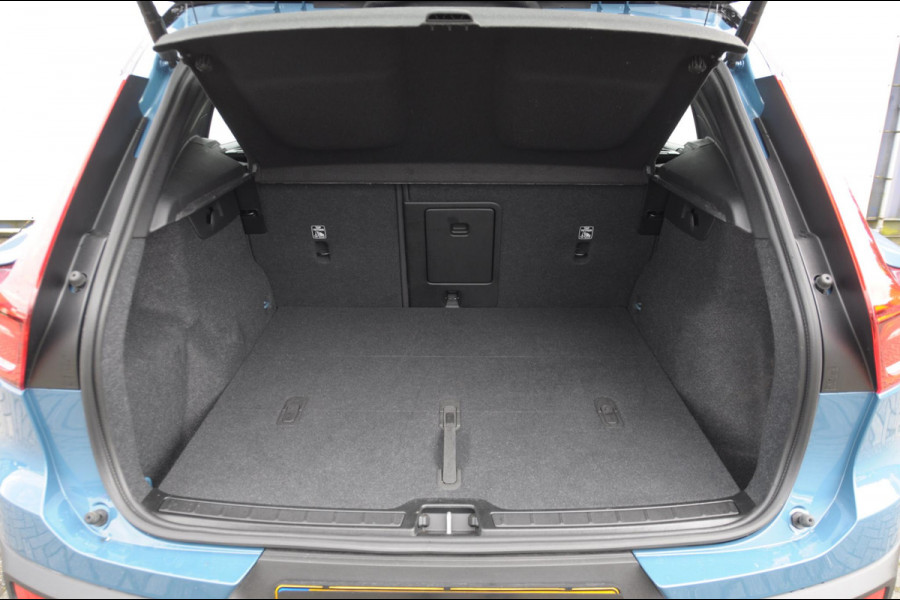 Volvo EX40 Single Ex. Range Ultra 82 kWh / Panorama schuif-kanteldak / 360 Camera / Harman Kardon / Trekhaak / Stuur- en stoelverwarming / Adaptive Cruise / Elektrische best.stoel met geheugen