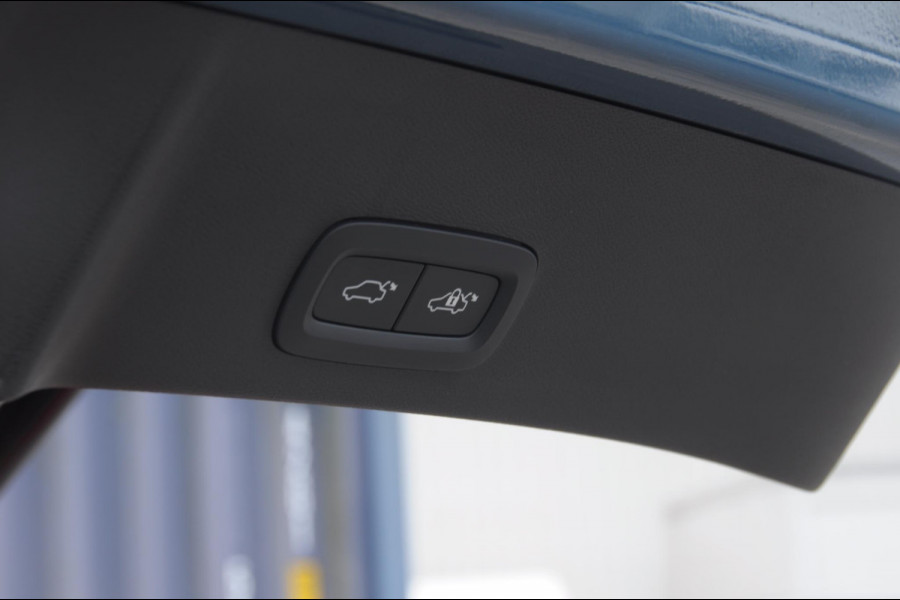 Volvo EX40 Single Ex. Range Ultra 82 kWh / Panorama schuif-kanteldak / 360 Camera / Harman Kardon / Trekhaak / Stuur- en stoelverwarming / Adaptive Cruise / Elektrische best.stoel met geheugen