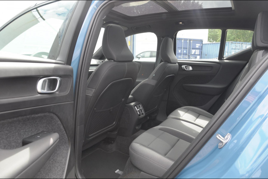 Volvo EX40 Single Ex. Range Ultra 82 kWh / Panorama schuif-kanteldak / 360 Camera / Harman Kardon / Trekhaak / Stuur- en stoelverwarming / Adaptive Cruise / Elektrische best.stoel met geheugen
