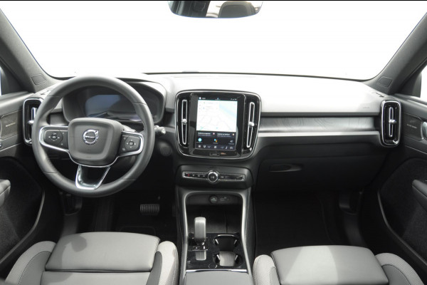 Volvo EX40 Single Ex. Range Ultra 82 kWh / Panorama schuif-kanteldak / 360 Camera / Harman Kardon / Trekhaak / Stuur- en stoelverwarming / Adaptive Cruise / Elektrische best.stoel met geheugen