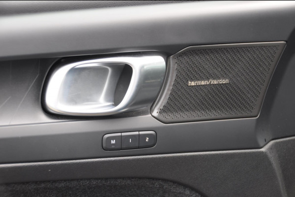 Volvo EX40 Single Ex. Range Ultra 82 kWh / Panorama schuif-kanteldak / 360 Camera / Harman Kardon / Trekhaak / Stuur- en stoelverwarming / Adaptive Cruise / Elektrische best.stoel met geheugen