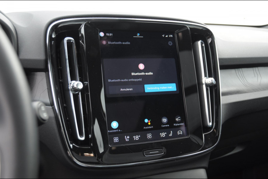 Volvo EX40 Single Ex. Range Ultra 82 kWh / Panorama schuif-kanteldak / 360 Camera / Harman Kardon / Trekhaak / Stuur- en stoelverwarming / Adaptive Cruise / Elektrische best.stoel met geheugen