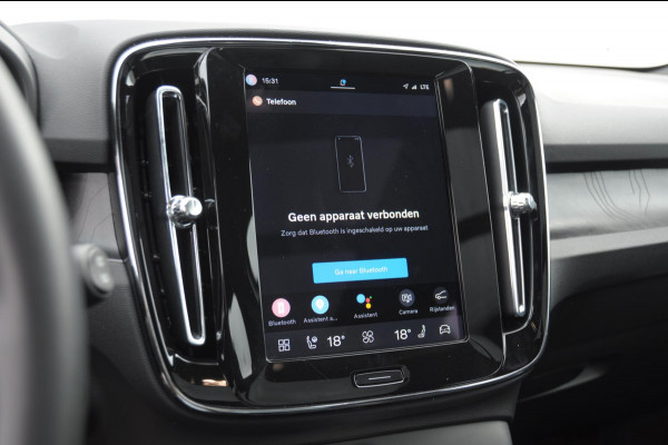 Volvo EX40 Single Ex. Range Ultra 82 kWh / Panorama schuif-kanteldak / 360 Camera / Harman Kardon / Trekhaak / Stuur- en stoelverwarming / Adaptive Cruise / Elektrische best.stoel met geheugen