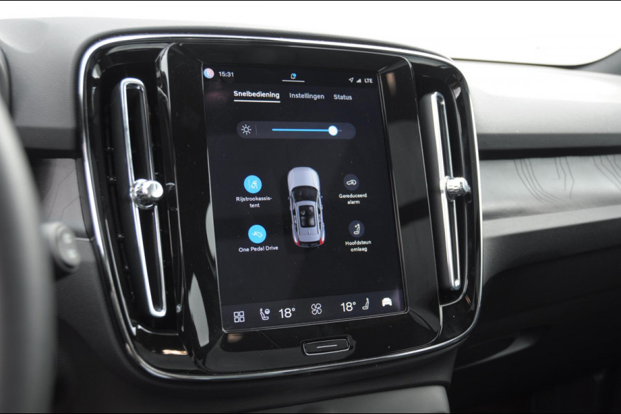 Volvo EX40 Single Ex. Range Ultra 82 kWh / Panorama schuif-kanteldak / 360 Camera / Harman Kardon / Trekhaak / Stuur- en stoelverwarming / Adaptive Cruise / Elektrische best.stoel met geheugen