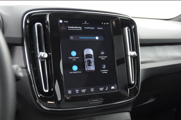 Volvo EX40 Single Ex. Range Ultra 82 kWh / Panorama schuif-kanteldak / 360 Camera / Harman Kardon / Trekhaak / Stuur- en stoelverwarming / Adaptive Cruise / Elektrische best.stoel met geheugen
