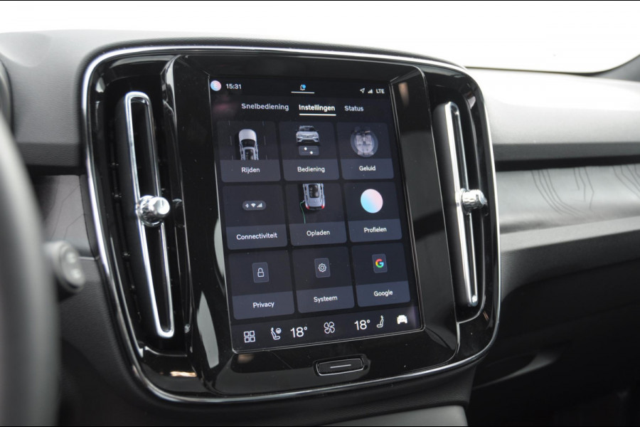 Volvo EX40 Single Ex. Range Ultra 82 kWh / Panorama schuif-kanteldak / 360 Camera / Harman Kardon / Trekhaak / Stuur- en stoelverwarming / Adaptive Cruise / Elektrische best.stoel met geheugen