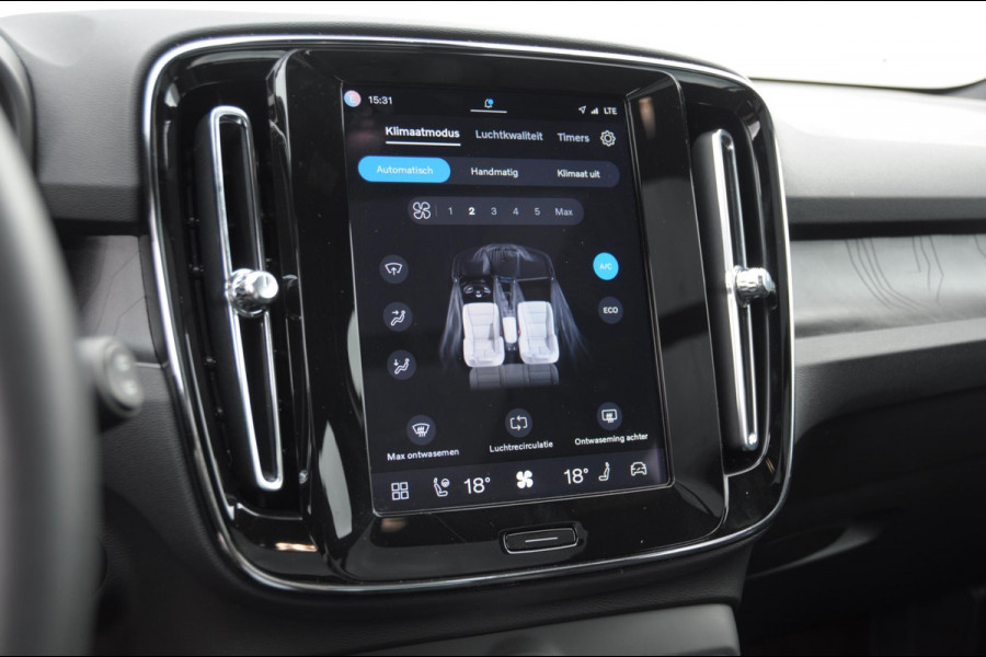 Volvo EX40 Single Ex. Range Ultra 82 kWh / Panorama schuif-kanteldak / 360 Camera / Harman Kardon / Trekhaak / Stuur- en stoelverwarming / Adaptive Cruise / Elektrische best.stoel met geheugen