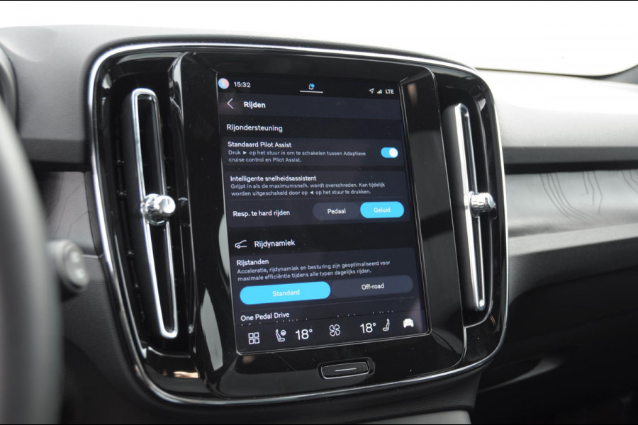 Volvo EX40 Single Ex. Range Ultra 82 kWh / Panorama schuif-kanteldak / 360 Camera / Harman Kardon / Trekhaak / Stuur- en stoelverwarming / Adaptive Cruise / Elektrische best.stoel met geheugen