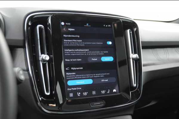 Volvo EX40 Single Ex. Range Ultra 82 kWh / Panorama schuif-kanteldak / 360 Camera / Harman Kardon / Trekhaak / Stuur- en stoelverwarming / Adaptive Cruise / Elektrische best.stoel met geheugen