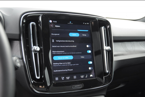 Volvo EX40 Single Ex. Range Ultra 82 kWh / Panorama schuif-kanteldak / 360 Camera / Harman Kardon / Trekhaak / Stuur- en stoelverwarming / Adaptive Cruise / Elektrische best.stoel met geheugen