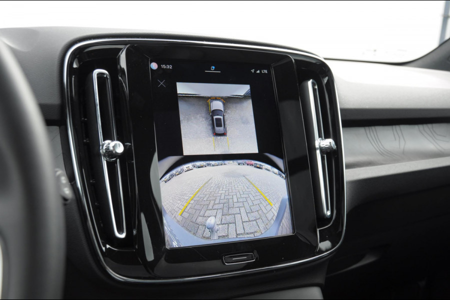 Volvo EX40 Single Ex. Range Ultra 82 kWh / Panorama schuif-kanteldak / 360 Camera / Harman Kardon / Trekhaak / Stuur- en stoelverwarming / Adaptive Cruise / Elektrische best.stoel met geheugen