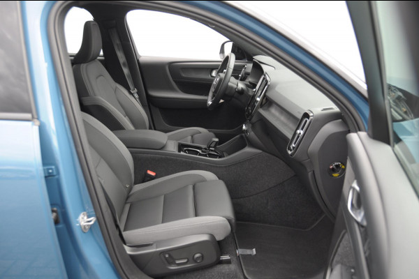 Volvo EX40 Single Ex. Range Ultra 82 kWh / Panorama schuif-kanteldak / 360 Camera / Harman Kardon / Trekhaak / Stuur- en stoelverwarming / Adaptive Cruise / Elektrische best.stoel met geheugen