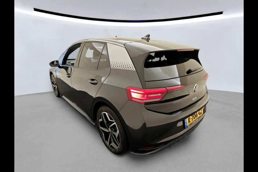 Volkswagen ID.3 First Plus 58 kWh 204pk | Camera | Stoelverwarming | IQ light | App Connect
