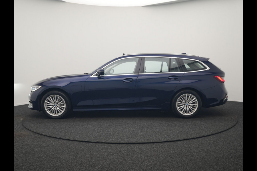 BMW 3 Serie Touring 330e Luxury Line PHEV 293pk Dealer O.H. | Trekhaak Af Fabriek | Panodak | Head Up | Adaptive Cruise | Laser LED | Camera | Lederen Comfortstoelen Verwarmd | Sfeerverlichting | Keyless | Blis | Apple Carplay | Navigatie | DAB | Plug In Hybrid |