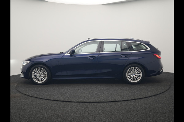 BMW 3 Serie Touring 330e Luxury Line PHEV 293pk Dealer O.H. | Trekhaak Af Fabriek | Panodak | Head Up | Adaptive Cruise | Laser LED | Camera | Lederen Comfortstoelen Verwarmd | Sfeerverlichting | Keyless | Blis | Apple Carplay | Navigatie | DAB | Plug In Hybrid |
