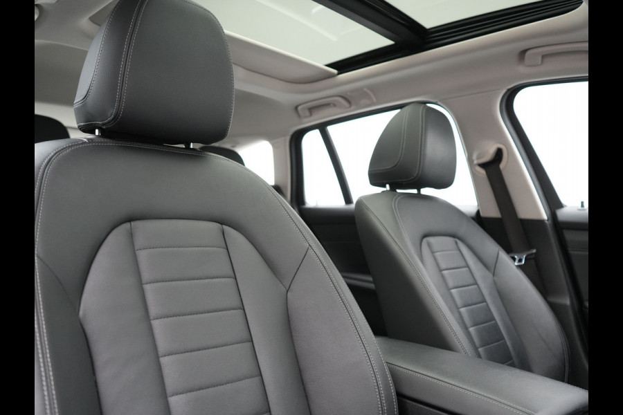 BMW 3 Serie Touring 330e Luxury Line PHEV 293pk Dealer O.H. | Trekhaak Af Fabriek | Panodak | Head Up | Adaptive Cruise | Laser LED | Camera | Lederen Comfortstoelen Verwarmd | Sfeerverlichting | Keyless | Blis | Apple Carplay | Navigatie | DAB | Plug In Hybrid |