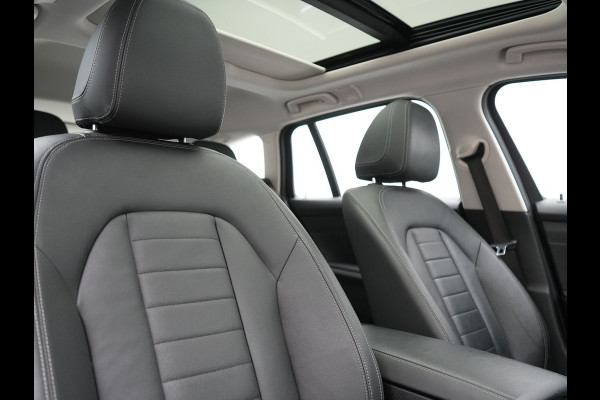 BMW 3 Serie Touring 330e Luxury Line PHEV 293pk Dealer O.H. | Trekhaak Af Fabriek | Panodak | Head Up | Adaptive Cruise | Laser LED | Camera | Lederen Comfortstoelen Verwarmd | Sfeerverlichting | Keyless | Blis | Apple Carplay | Navigatie | DAB | Plug In Hybrid |