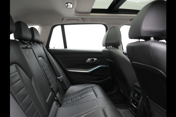 BMW 3 Serie Touring 330e Luxury Line PHEV 293pk Dealer O.H. | Trekhaak Af Fabriek | Panodak | Head Up | Adaptive Cruise | Laser LED | Camera | Lederen Comfortstoelen Verwarmd | Sfeerverlichting | Keyless | Blis | Apple Carplay | Navigatie | DAB | Plug In Hybrid |