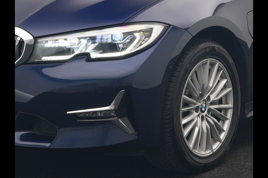 BMW 3 Serie Touring 330e Luxury Line PHEV 293pk Dealer O.H. | Trekhaak Af Fabriek | Panodak | Head Up | Adaptive Cruise | Laser LED | Camera | Lederen Comfortstoelen Verwarmd | Sfeerverlichting | Keyless | Blis | Apple Carplay | Navigatie | DAB | Plug In Hybrid |