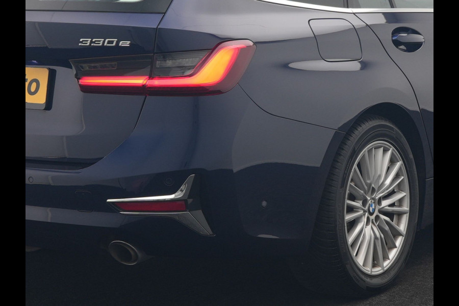 BMW 3 Serie Touring 330e Luxury Line PHEV 293pk Dealer O.H. | Trekhaak Af Fabriek | Panodak | Head Up | Adaptive Cruise | Laser LED | Camera | Lederen Comfortstoelen Verwarmd | Sfeerverlichting | Keyless | Blis | Apple Carplay | Navigatie | DAB | Plug In Hybrid |