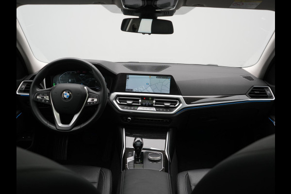 BMW 3 Serie Touring 330e Luxury Line PHEV 293pk Dealer O.H. | Trekhaak Af Fabriek | Panodak | Head Up | Adaptive Cruise | Laser LED | Camera | Lederen Comfortstoelen Verwarmd | Sfeerverlichting | Keyless | Blis | Apple Carplay | Navigatie | DAB | Plug In Hybrid |