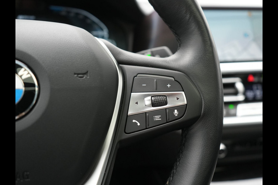 BMW 3 Serie Touring 330e Luxury Line PHEV 293pk Dealer O.H. | Trekhaak Af Fabriek | Panodak | Head Up | Adaptive Cruise | Laser LED | Camera | Lederen Comfortstoelen Verwarmd | Sfeerverlichting | Keyless | Blis | Apple Carplay | Navigatie | DAB | Plug In Hybrid |