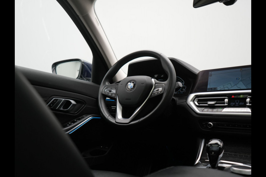 BMW 3 Serie Touring 330e Luxury Line PHEV 293pk Dealer O.H. | Trekhaak Af Fabriek | Panodak | Head Up | Adaptive Cruise | Laser LED | Camera | Lederen Comfortstoelen Verwarmd | Sfeerverlichting | Keyless | Blis | Apple Carplay | Navigatie | DAB | Plug In Hybrid |