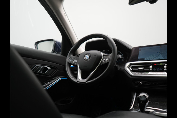 BMW 3 Serie Touring 330e Luxury Line PHEV 293pk Dealer O.H. | Trekhaak Af Fabriek | Panodak | Head Up | Adaptive Cruise | Laser LED | Camera | Lederen Comfortstoelen Verwarmd | Sfeerverlichting | Keyless | Blis | Apple Carplay | Navigatie | DAB | Plug In Hybrid |