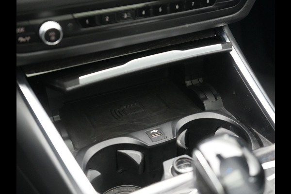 BMW 3 Serie Touring 330e Luxury Line PHEV 293pk Dealer O.H. | Trekhaak Af Fabriek | Panodak | Head Up | Adaptive Cruise | Laser LED | Camera | Lederen Comfortstoelen Verwarmd | Sfeerverlichting | Keyless | Blis | Apple Carplay | Navigatie | DAB | Plug In Hybrid |