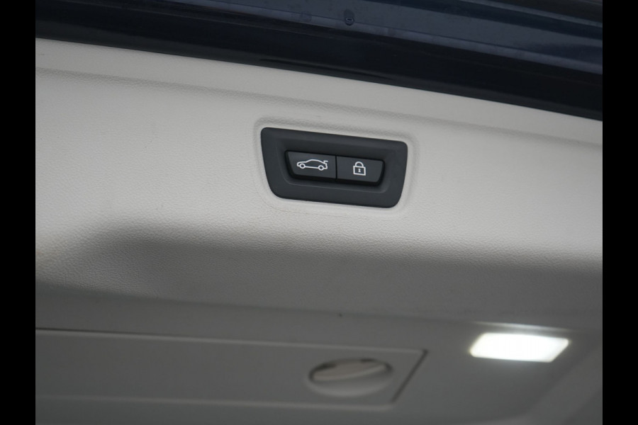 BMW 3 Serie Touring 330e Luxury Line PHEV 293pk Dealer O.H. | Trekhaak Af Fabriek | Panodak | Head Up | Adaptive Cruise | Laser LED | Camera | Lederen Comfortstoelen Verwarmd | Sfeerverlichting | Keyless | Blis | Apple Carplay | Navigatie | DAB | Plug In Hybrid |