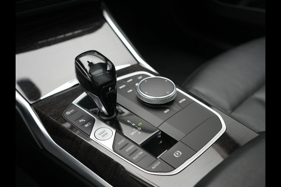 BMW 3 Serie Touring 330e Luxury Line PHEV 293pk Dealer O.H. | Trekhaak Af Fabriek | Panodak | Head Up | Adaptive Cruise | Laser LED | Camera | Lederen Comfortstoelen Verwarmd | Sfeerverlichting | Keyless | Blis | Apple Carplay | Navigatie | DAB | Plug In Hybrid |