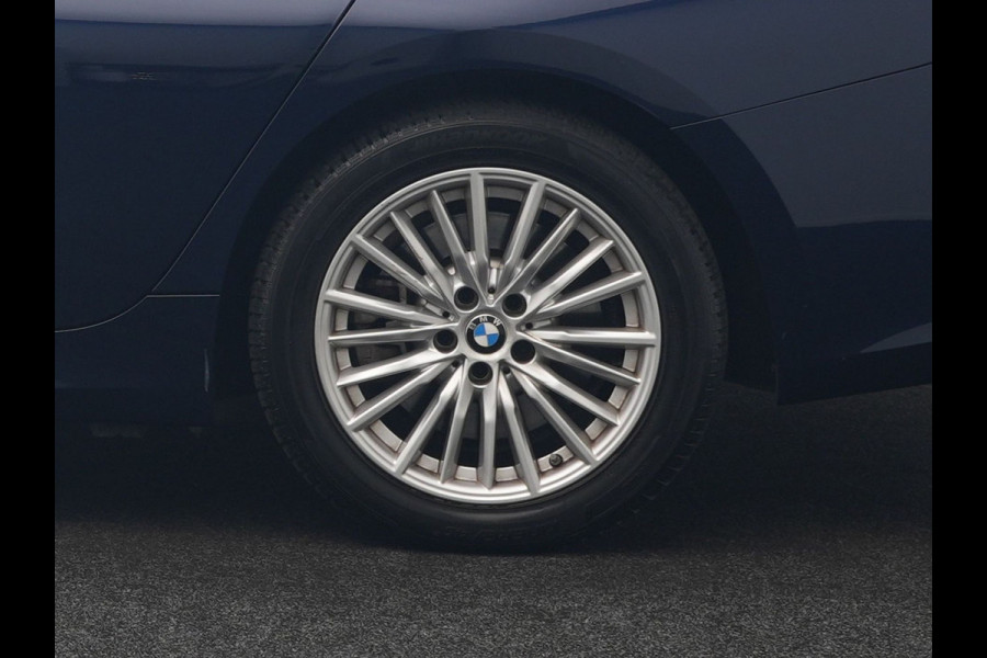 BMW 3 Serie Touring 330e Luxury Line PHEV 293pk Dealer O.H. | Trekhaak Af Fabriek | Panodak | Head Up | Adaptive Cruise | Laser LED | Camera | Lederen Comfortstoelen Verwarmd | Sfeerverlichting | Keyless | Blis | Apple Carplay | Navigatie | DAB | Plug In Hybrid |