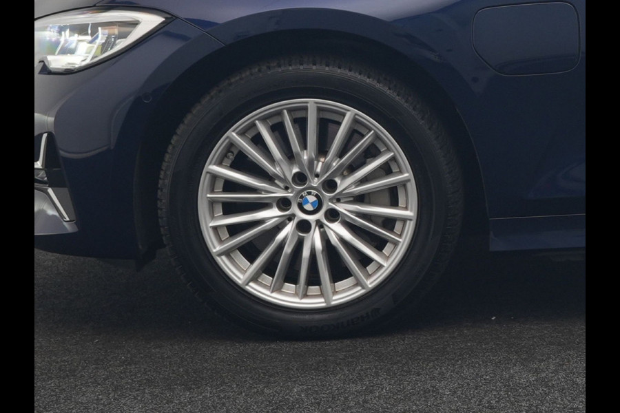 BMW 3 Serie Touring 330e Luxury Line PHEV 293pk Dealer O.H. | Trekhaak Af Fabriek | Panodak | Head Up | Adaptive Cruise | Laser LED | Camera | Lederen Comfortstoelen Verwarmd | Sfeerverlichting | Keyless | Blis | Apple Carplay | Navigatie | DAB | Plug In Hybrid |
