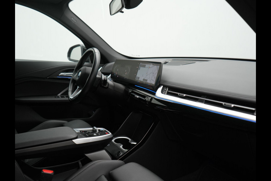 BMW iX1 xDrive30 xLine 67 kWh 306pk Dealer O.H. | Trekhaak Af Fabriek | Camera | Adaptief Onderstel | Lederen Sportstoelen Memory & Verwarmd | Sfeerverlichting | Apple Carplay | Blis | Navigatie | DAB | Virtual | Cruise Control |