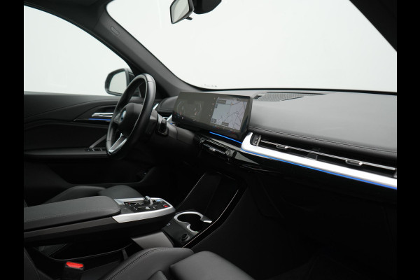 BMW iX1 xDrive30 xLine 67 kWh 306pk Dealer O.H. | Trekhaak Af Fabriek | Camera | Adaptief Onderstel | Lederen Sportstoelen Memory & Verwarmd | Sfeerverlichting | Apple Carplay | Blis | Navigatie | DAB | Virtual | Cruise Control |