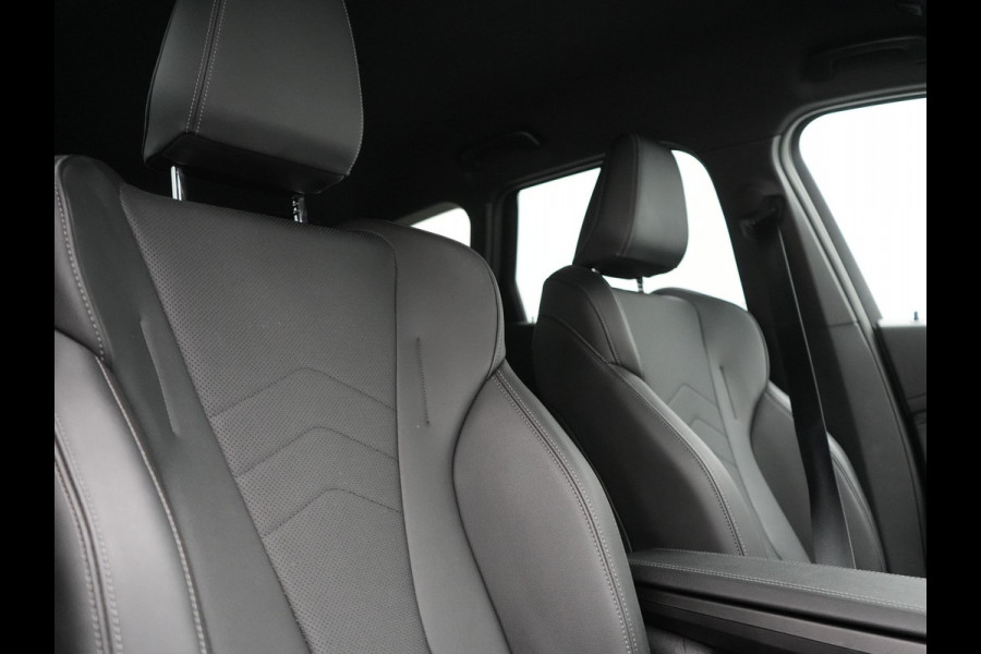 BMW iX1 xDrive30 xLine 67 kWh 306pk Dealer O.H. | Trekhaak Af Fabriek | Camera | Adaptief Onderstel | Lederen Sportstoelen Memory & Verwarmd | Sfeerverlichting | Apple Carplay | Blis | Navigatie | DAB | Virtual | Cruise Control |