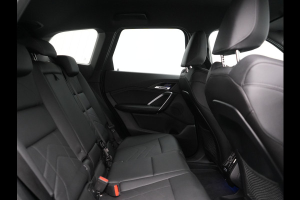 BMW iX1 xDrive30 xLine 67 kWh 306pk Dealer O.H. | Trekhaak Af Fabriek | Camera | Adaptief Onderstel | Lederen Sportstoelen Memory & Verwarmd | Sfeerverlichting | Apple Carplay | Blis | Navigatie | DAB | Virtual | Cruise Control |