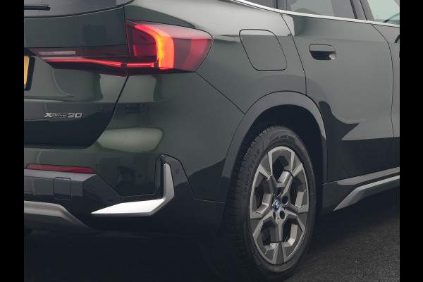 BMW iX1 xDrive30 xLine 67 kWh 306pk Dealer O.H. | Trekhaak Af Fabriek | Camera | Adaptief Onderstel | Lederen Sportstoelen Memory & Verwarmd | Sfeerverlichting | Apple Carplay | Blis | Navigatie | DAB | Virtual | Cruise Control |