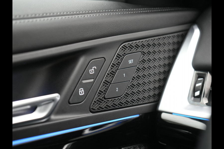 BMW iX1 xDrive30 xLine 67 kWh 306pk Dealer O.H. | Trekhaak Af Fabriek | Camera | Adaptief Onderstel | Lederen Sportstoelen Memory & Verwarmd | Sfeerverlichting | Apple Carplay | Blis | Navigatie | DAB | Virtual | Cruise Control |