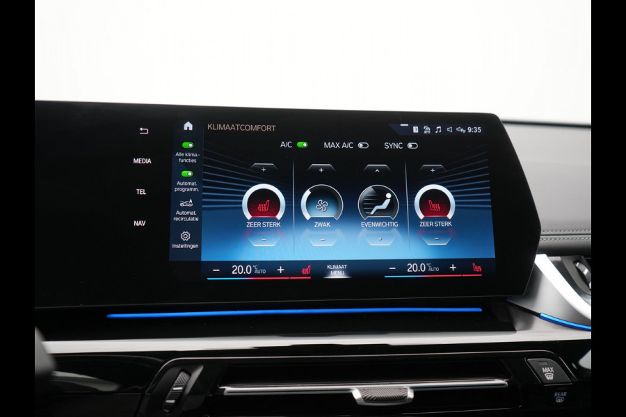 BMW iX1 xDrive30 xLine 67 kWh 306pk Dealer O.H. | Trekhaak Af Fabriek | Camera | Adaptief Onderstel | Lederen Sportstoelen Memory & Verwarmd | Sfeerverlichting | Apple Carplay | Blis | Navigatie | DAB | Virtual | Cruise Control |