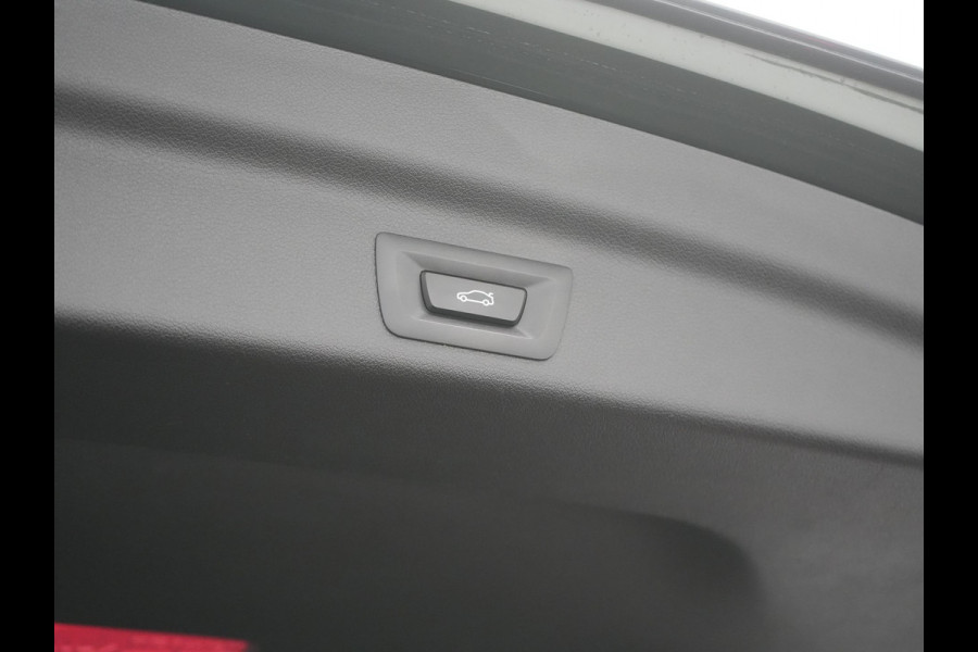 BMW iX1 xDrive30 xLine 67 kWh 306pk Dealer O.H. | Trekhaak Af Fabriek | Camera | Adaptief Onderstel | Lederen Sportstoelen Memory & Verwarmd | Sfeerverlichting | Apple Carplay | Blis | Navigatie | DAB | Virtual | Cruise Control |