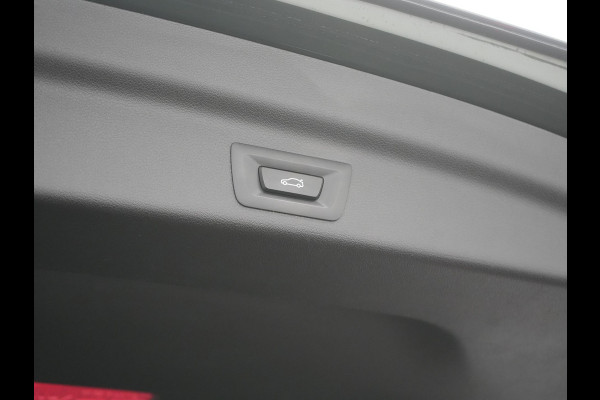 BMW iX1 xDrive30 xLine 67 kWh 306pk Dealer O.H. | Trekhaak Af Fabriek | Camera | Adaptief Onderstel | Lederen Sportstoelen Memory & Verwarmd | Sfeerverlichting | Apple Carplay | Blis | Navigatie | DAB | Virtual | Cruise Control |