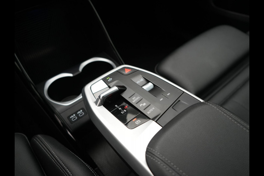 BMW iX1 xDrive30 xLine 67 kWh 306pk Dealer O.H. | Trekhaak Af Fabriek | Camera | Adaptief Onderstel | Lederen Sportstoelen Memory & Verwarmd | Sfeerverlichting | Apple Carplay | Blis | Navigatie | DAB | Virtual | Cruise Control |